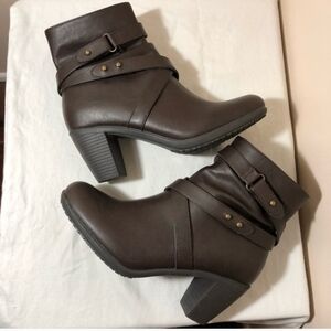 Levity "Ola" Brown vegan leather ankle boots Booties size 6M